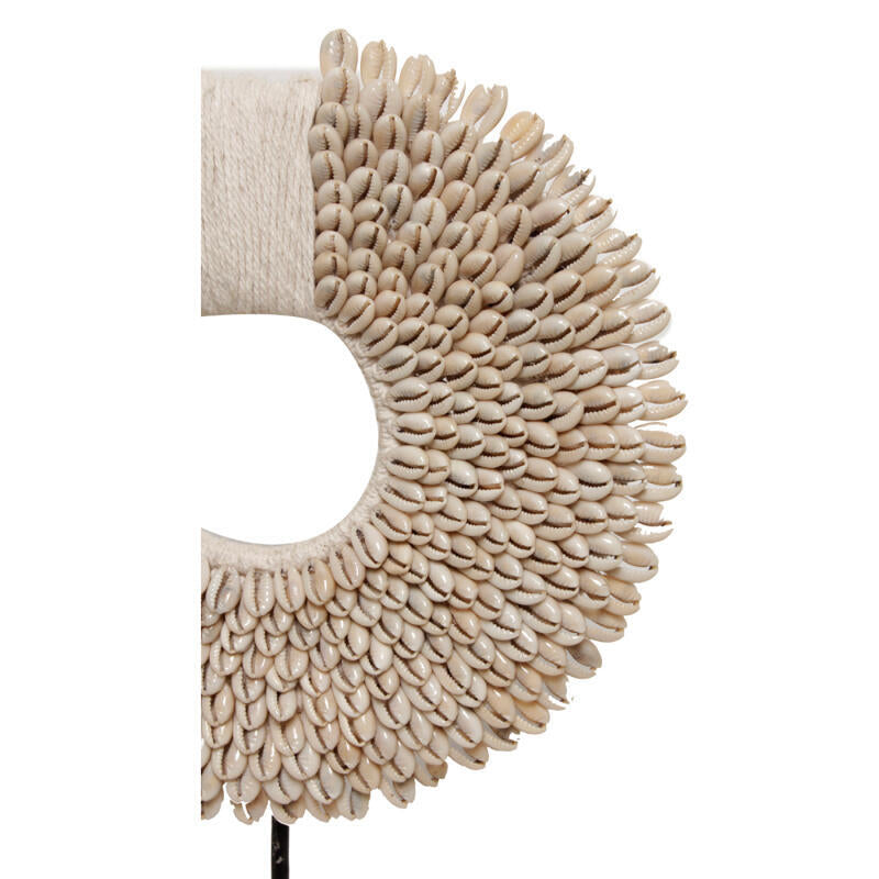 Cowrie Shell Decoratie – Handgemaakte Schelpenring op Standaard