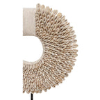 Cowrie Shell Decoratie – Handgemaakte Schelpenring op Standaard