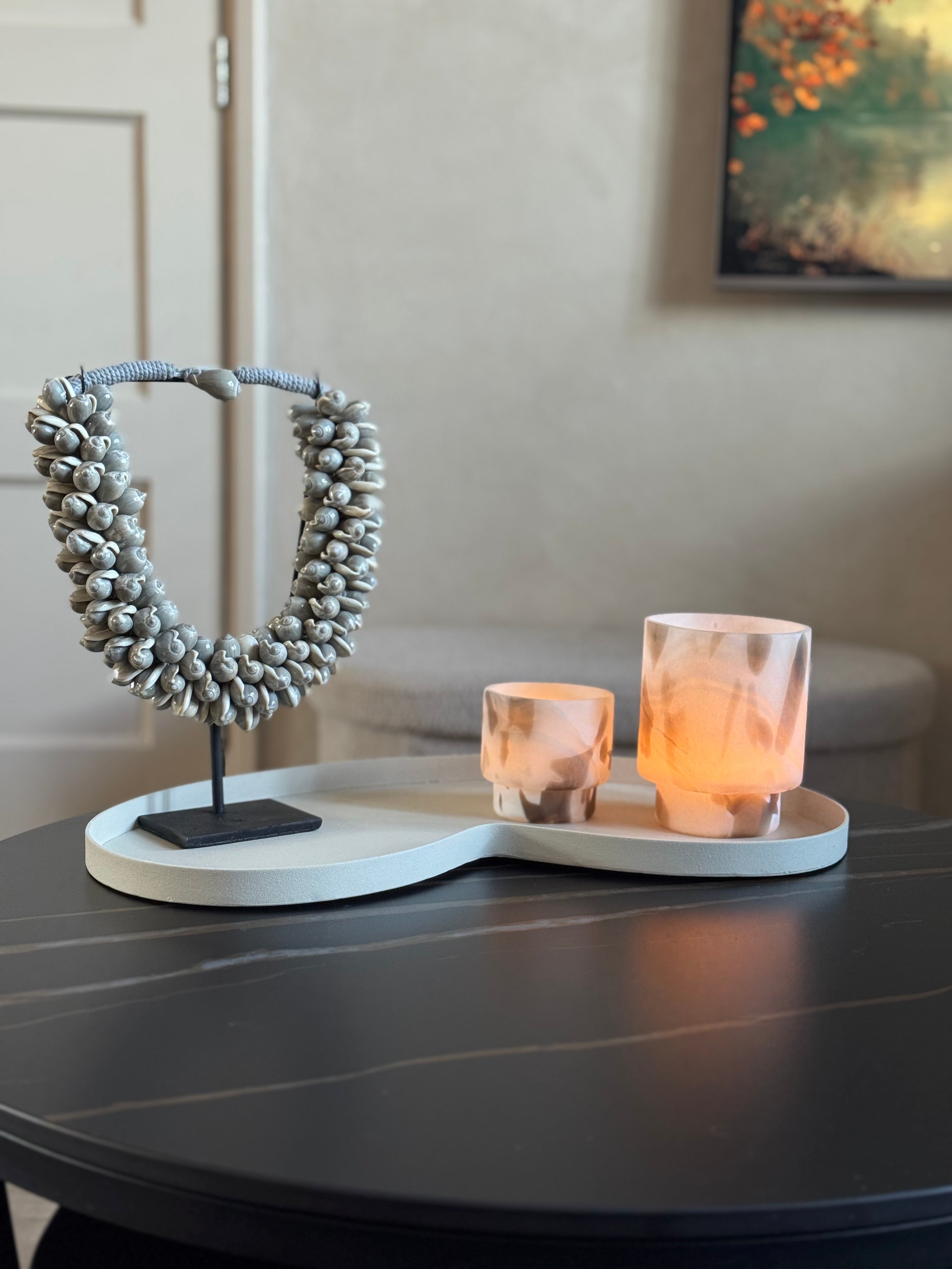 Handgemaakte Schelpenketting op Standaard – Luxe Boho Woondecoratie