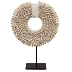 Cowrie Shell Decoratie – Handgemaakte Schelpenring op Standaard