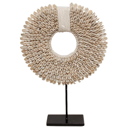 Cowrie Shell Decoratie – Handgemaakte Schelpenring op Standaard