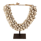 Handgemaakte Schelpenketting op Standaard – Luxe Boho Woondecoratie