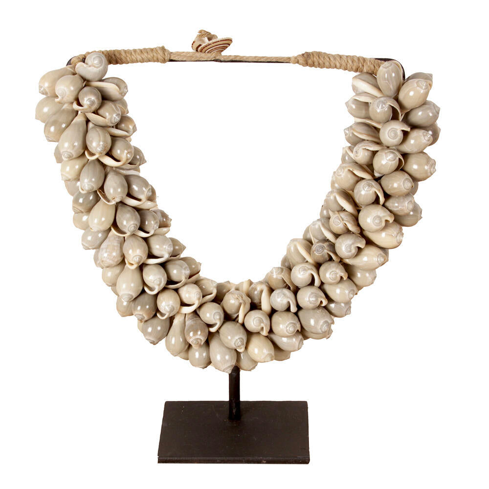 Handgemaakte Schelpenketting op Standaard – Luxe Boho Woondecoratie