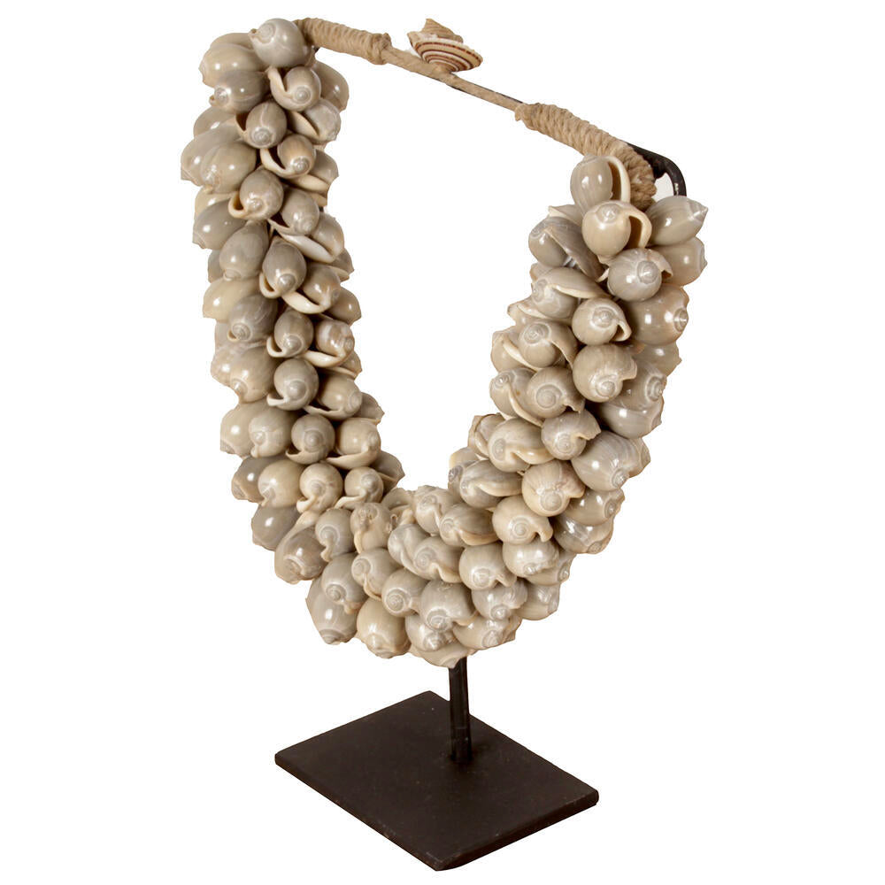 Handgemaakte Schelpenketting op Standaard – Luxe Boho Woondecoratie