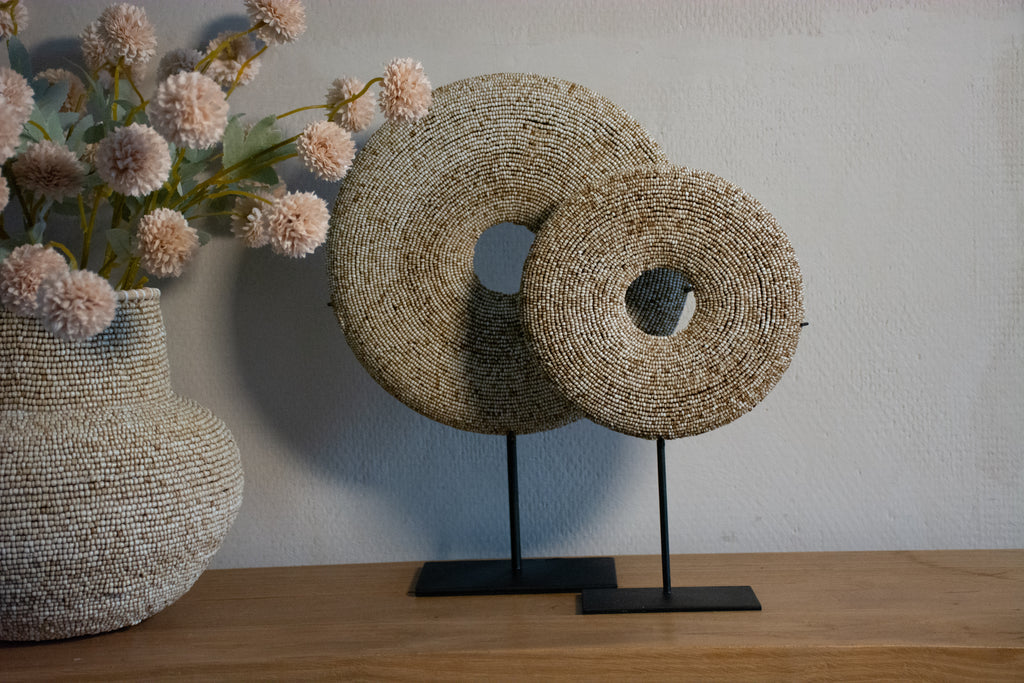 Reina Shield op Standaard – Handgemaakte Woondecoratie met Crème Gemêleerde Kralen