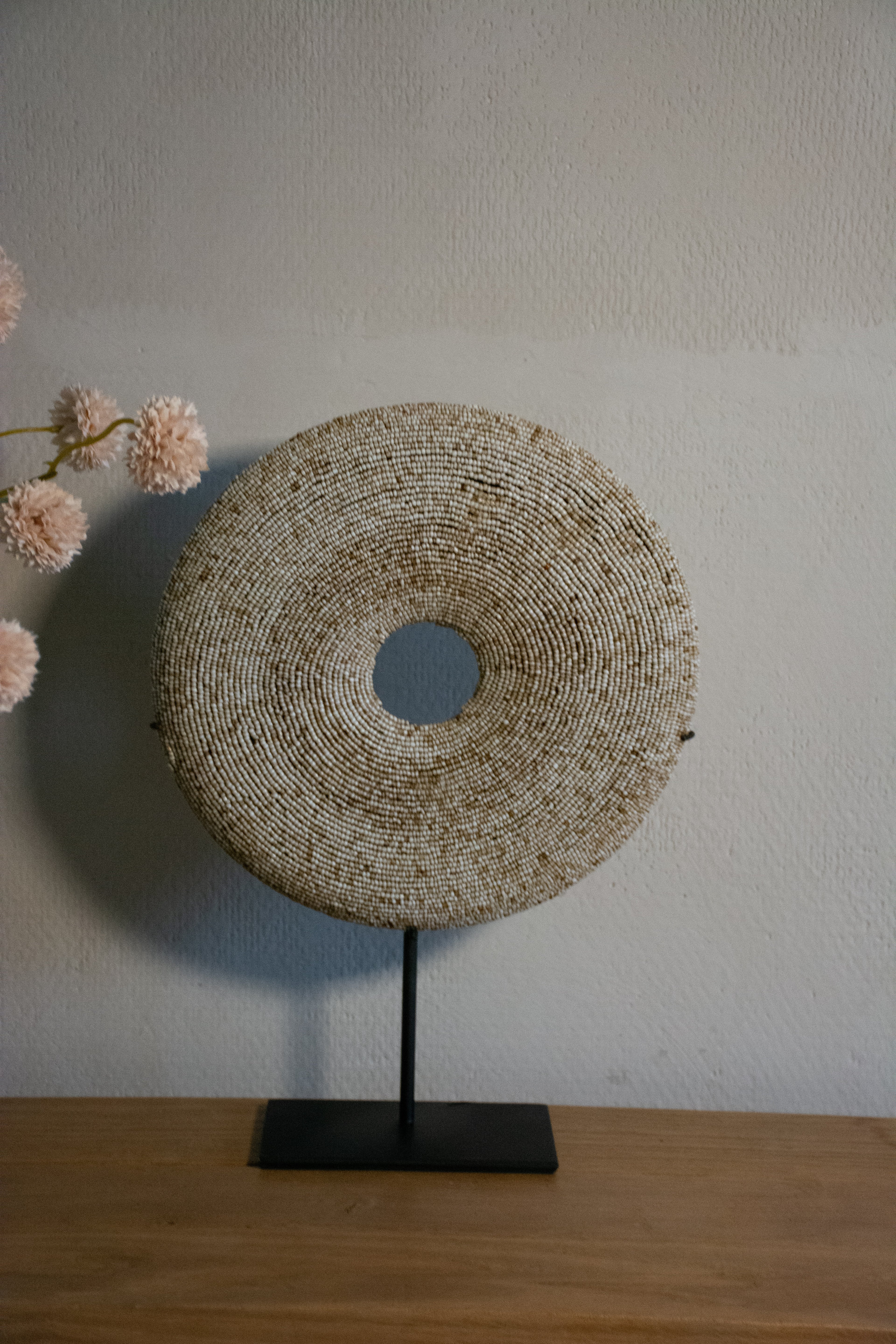 Reina Shield op Standaard – Handgemaakte Woondecoratie met Crème Gemêleerde Kralen
