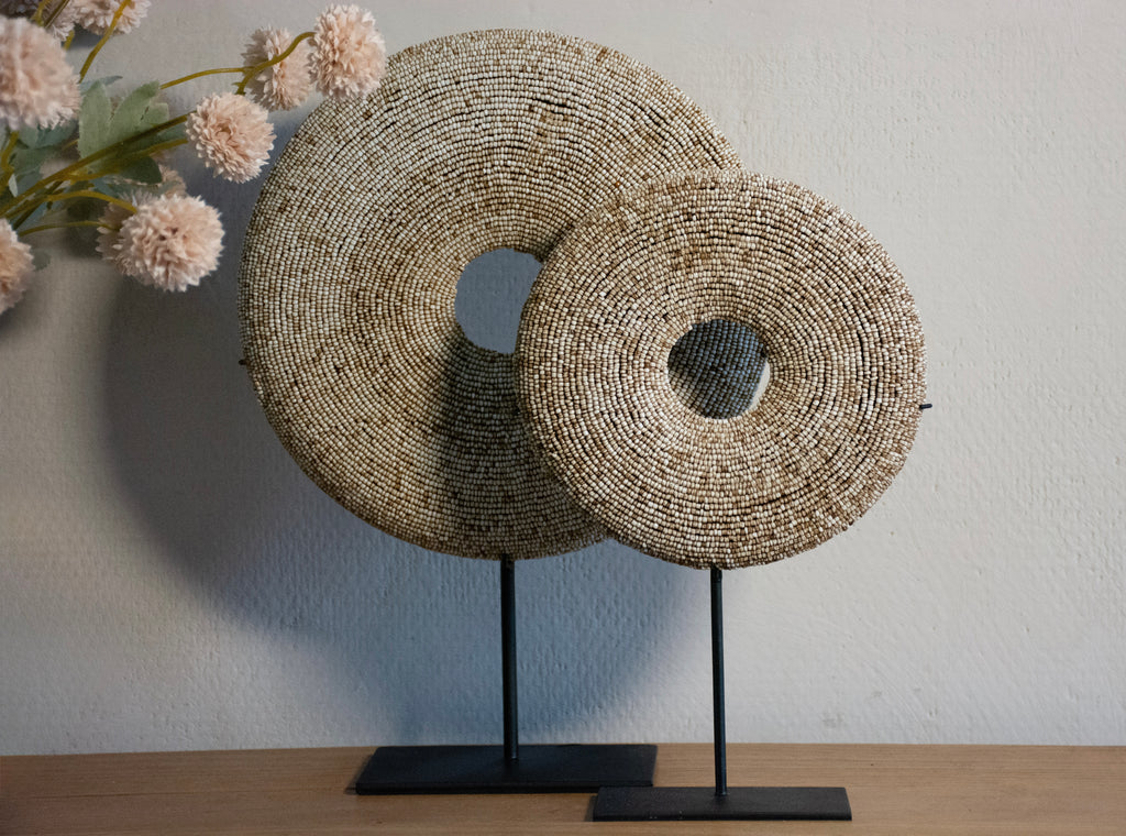 Reina Shield op Standaard – Handgemaakte Woondecoratie met Crème Gemêleerde Kralen