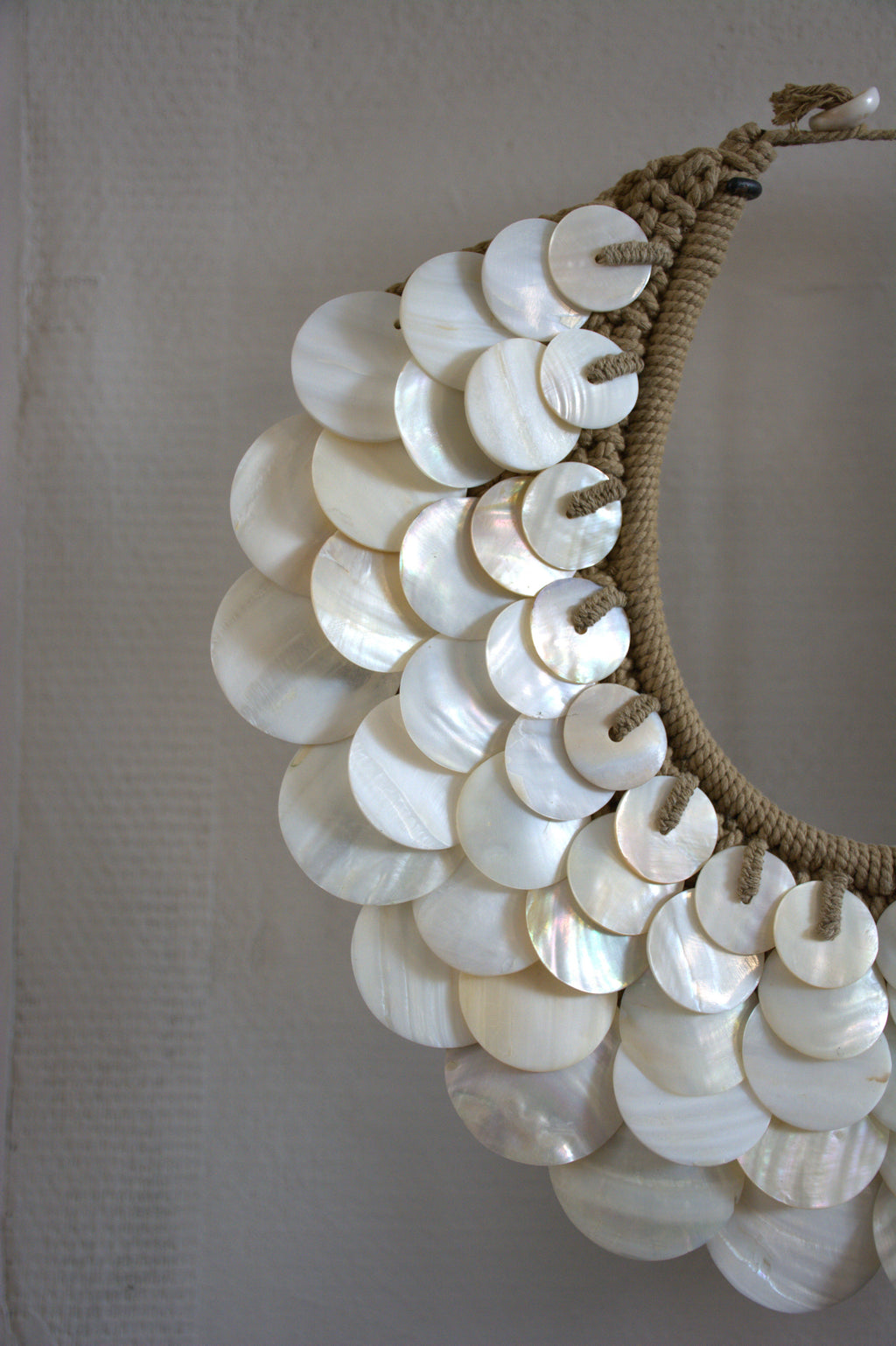 Parel Ketting op standaard – Tijdloze Elegantie en Natuurlijke Schoonheid