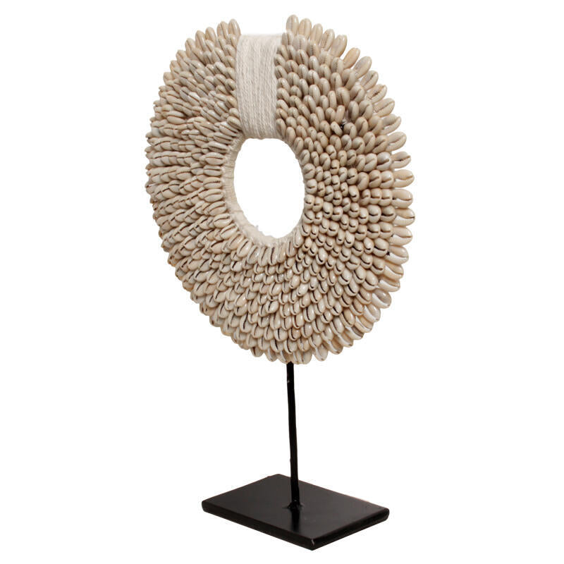 Cowrie Shell Decoratie – Handgemaakte Schelpenring op Standaard