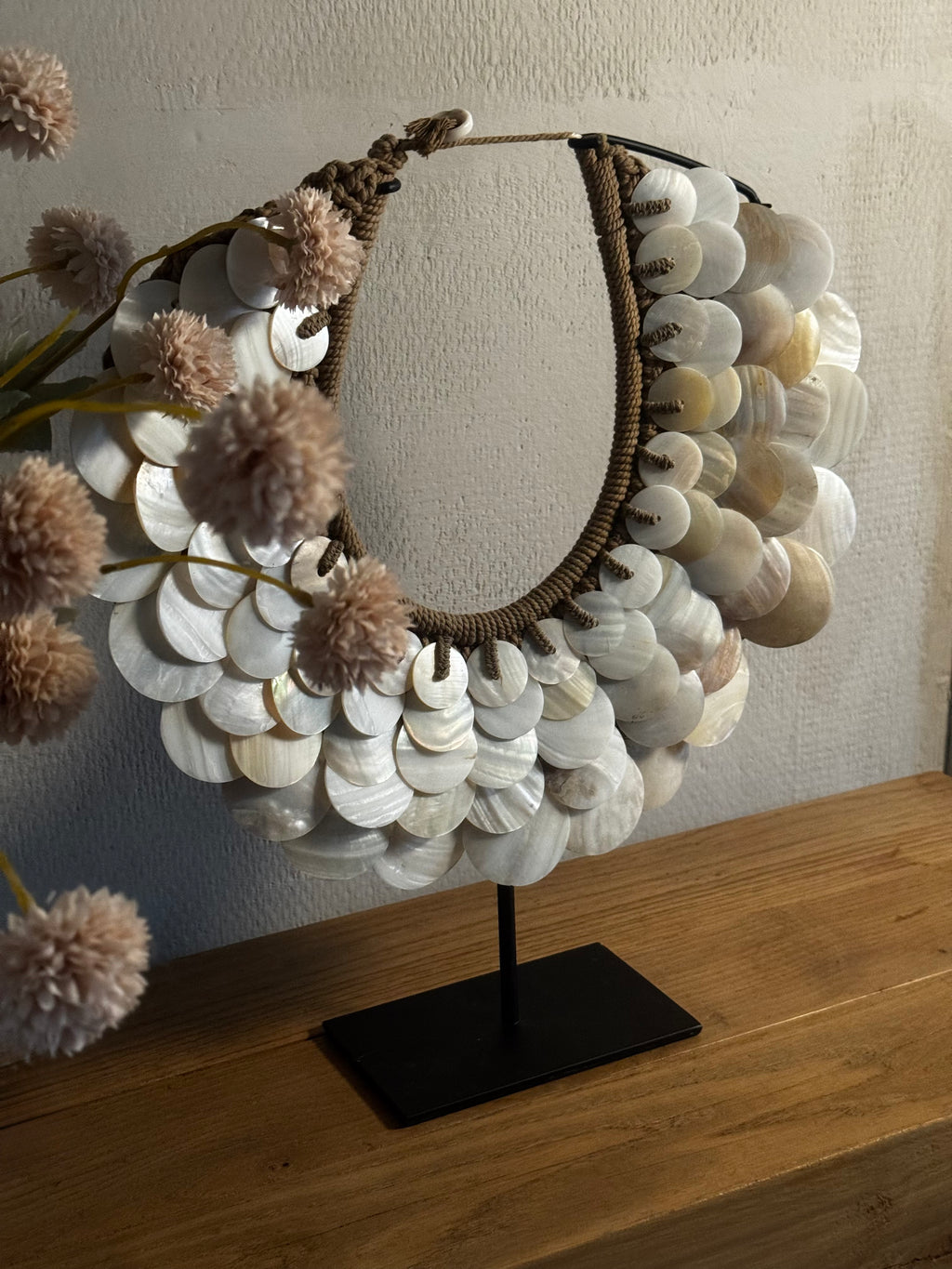 Parel Ketting op standaard – Tijdloze Elegantie en Natuurlijke Schoonheid
