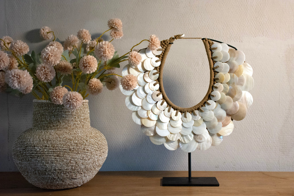Parel Ketting op standaard – Tijdloze Elegantie en Natuurlijke Schoonheid