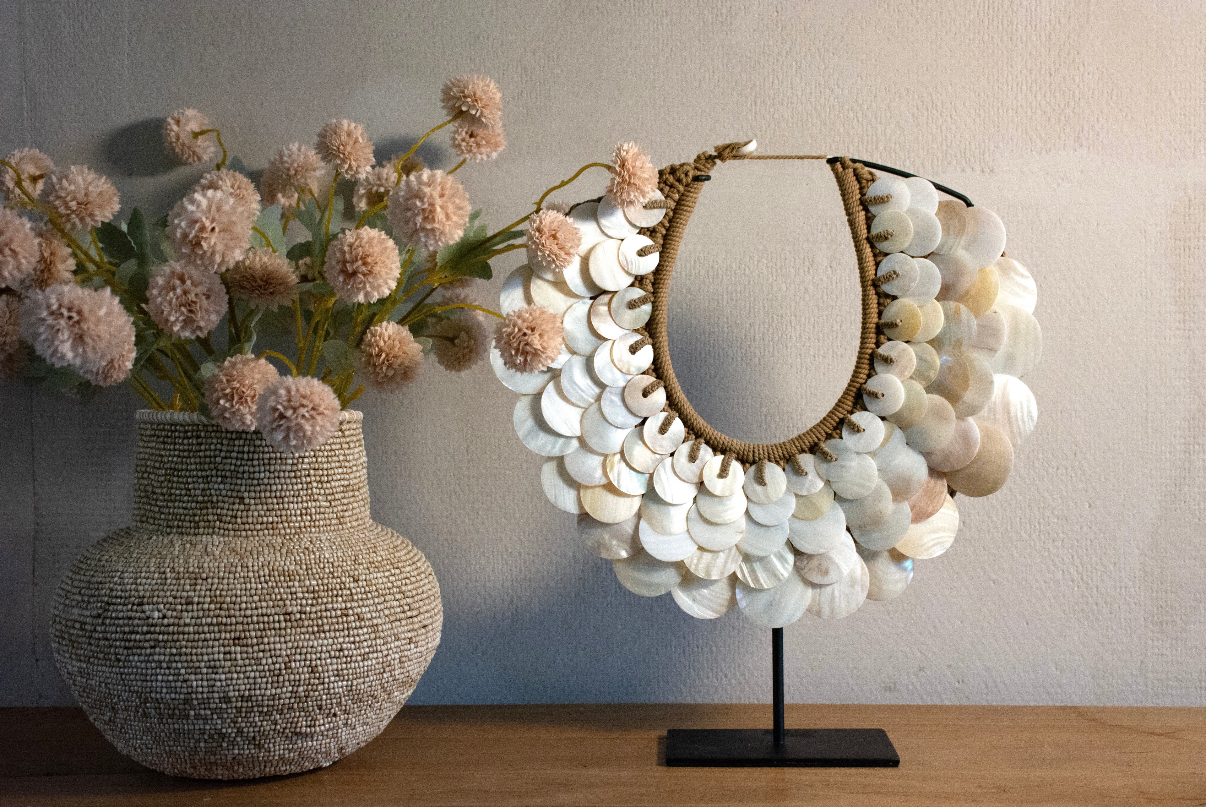 Parel Ketting op standaard – Tijdloze Elegantie en Natuurlijke Schoonheid