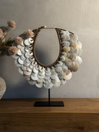 Parel Ketting op standaard – Tijdloze Elegantie en Natuurlijke Schoonheid