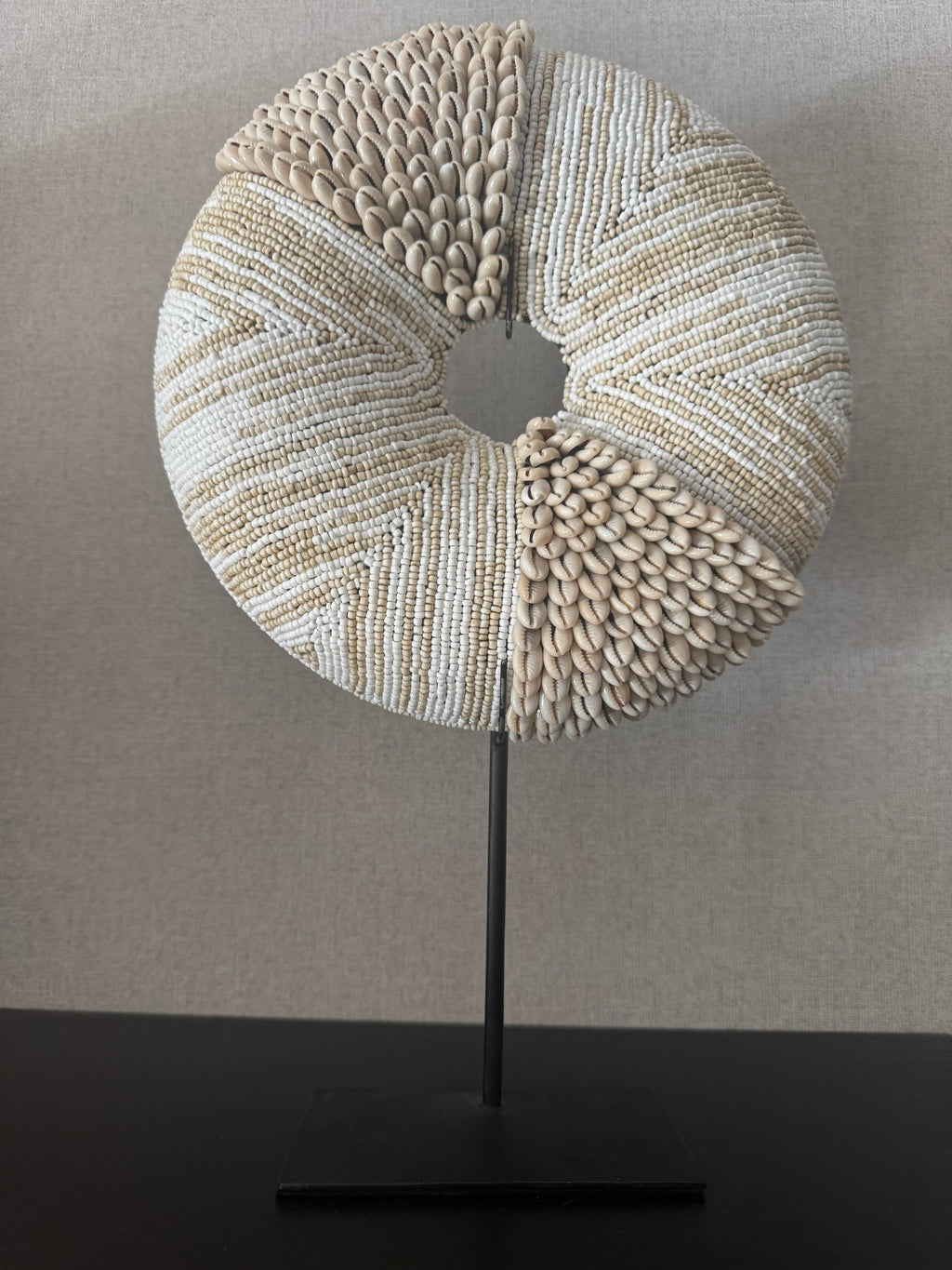 Crème Witte Schelpen Donut op Standaard – Een Sieraad voor je Huis
