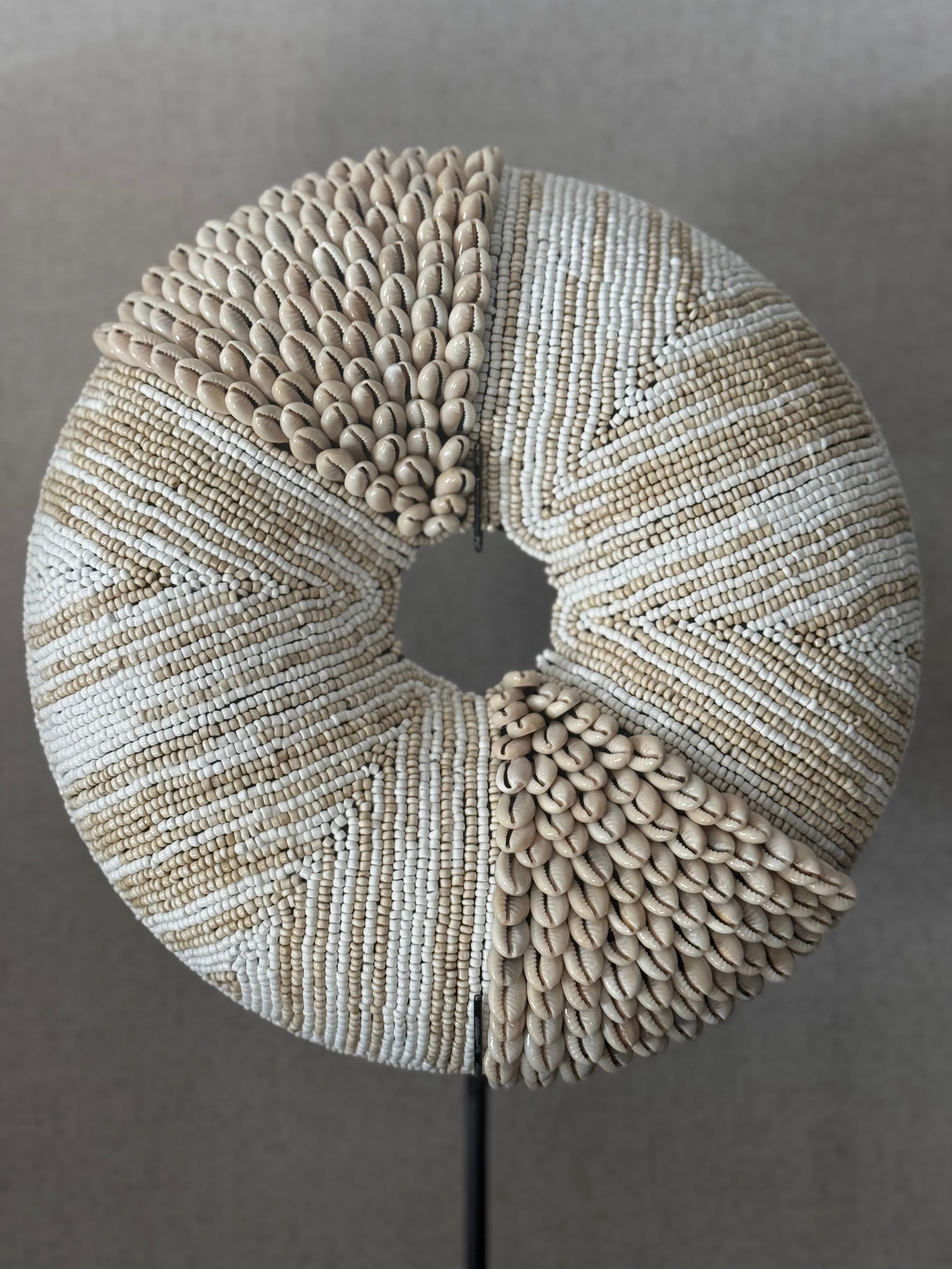 Crème Witte Schelpen Donut op Standaard – Een Sieraad voor je Huis