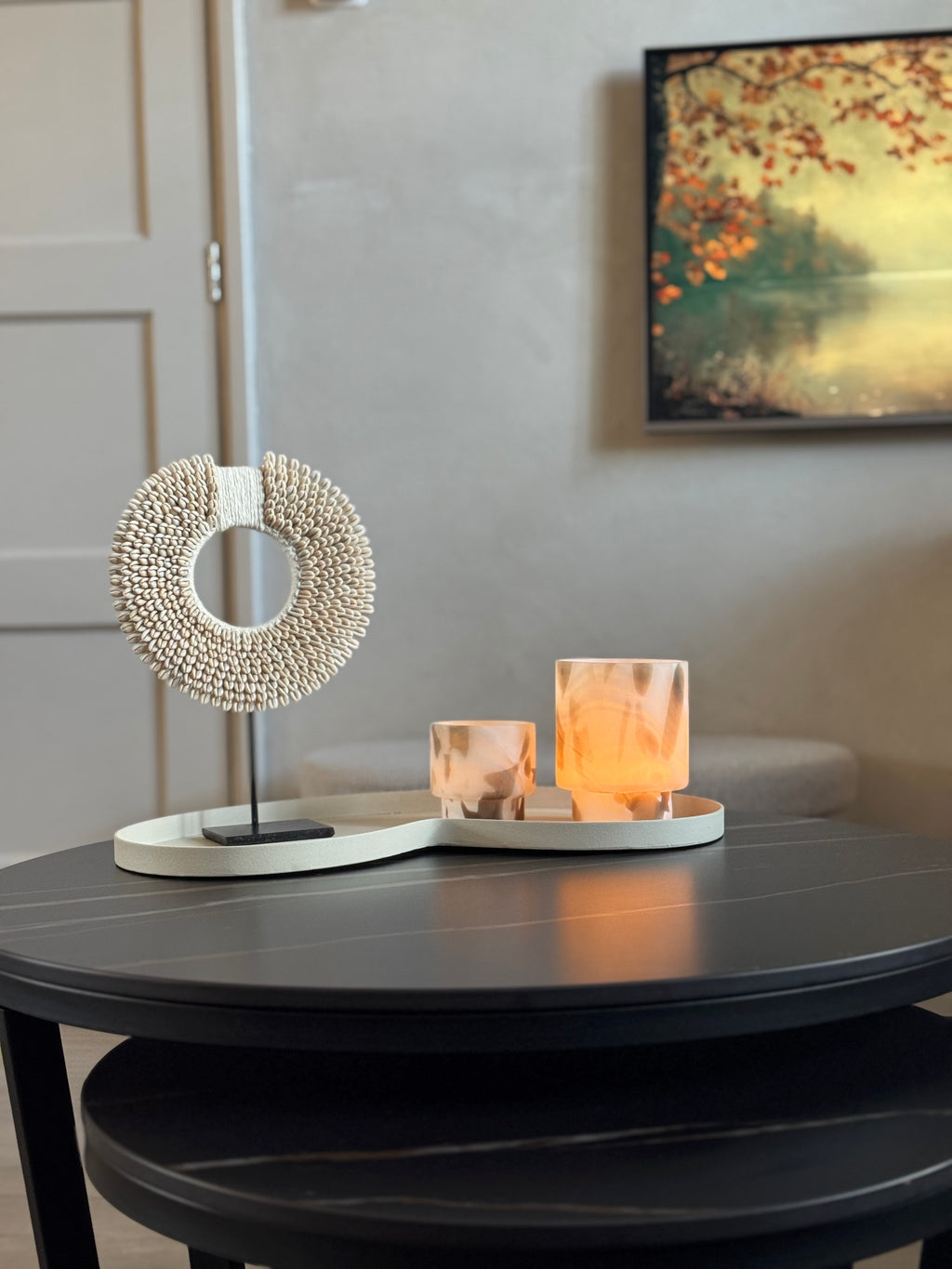 Cowrie Shell Decoratie – Handgemaakte Schelpenring op Standaard