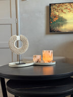 Cowrie Shell Decoratie – Handgemaakte Schelpenring op Standaard
